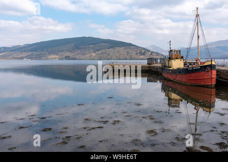 Clyde puffer étincelle vitale à Inveraray port. Banque D'Images