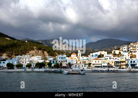 L'île de Karpathos Diafani -, vue panoramique depuis le bateau, sur la mer Egée, îles du Dodécanèse, Grèce Banque D'Images