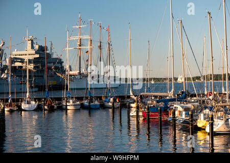 KIEL, ALLEMAGNE - 22 juin 2019 : Au cours de la Kieler Woche 2019 la base navale de Kiel a organisé une expédition dans l'Tirpitzhafen . Titre d'editoria Banque D'Images