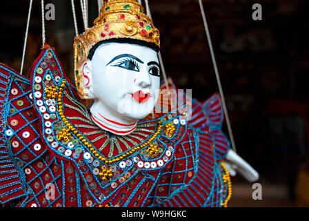 Portrait d'une marionnette dans un marché d'art et d'artisanat à Yangon, Myanmar. Banque D'Images