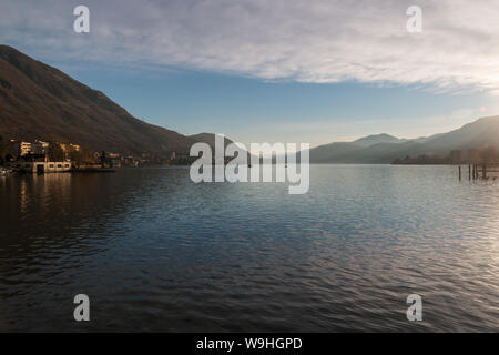 Omegna lac au coucher du soleil, le lac d'Orta, Verbania, Piémont, Italie Banque D'Images