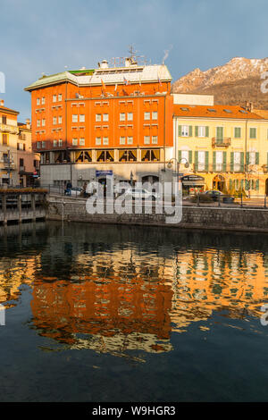 Omegna lac au coucher du soleil, le lac d'Orta, Verbania, Piémont, Italie Banque D'Images