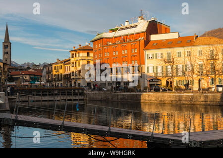 Omegna lac au coucher du soleil, le lac d'Orta, Verbania, Piémont, Italie Banque D'Images