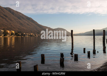 Omegna lac au coucher du soleil, le lac d'Orta, Verbania, Piémont, Italie Banque D'Images