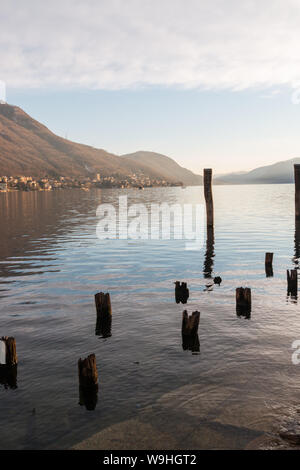 Omegna lac au coucher du soleil, le lac d'Orta, Verbania, Piémont, Italie Banque D'Images