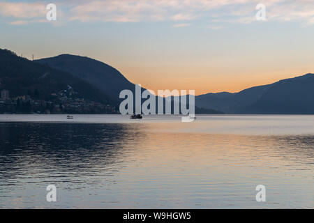 Omegna lac au coucher du soleil, le lac d'Orta, Verbania, Piémont, Italie Banque D'Images