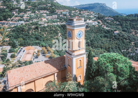 Eze, France, le 5 septembre 2018 : l'ancien néo-classicisme Eglise Notre Dame de l'assomption du village médiéval d'Eze Banque D'Images