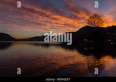 Omegna lac au coucher du soleil, le lac d'Orta, Verbania, Piémont, Italie Banque D'Images