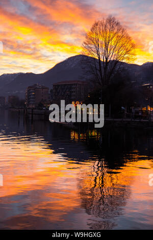 Omegna lac au coucher du soleil, le lac d'Orta, Verbania, Piémont, Italie Banque D'Images