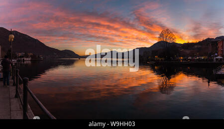 Omegna lac au coucher du soleil, le lac d'Orta, Verbania, Piémont, Italie Banque D'Images