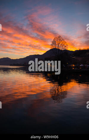 Omegna lac au coucher du soleil, le lac d'Orta, Verbania, Piémont, Italie Banque D'Images