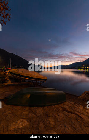 Omegna lac au coucher du soleil, le lac d'Orta, Verbania, Piémont, Italie Banque D'Images