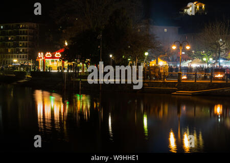 Omegna lakefront la nuit, le lac d'Orta, Verbania, Piémont, Italie Banque D'Images
