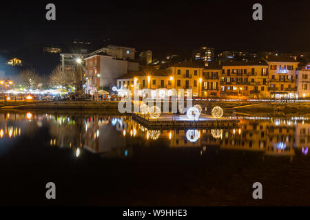 Omegna lakefront la nuit, le lac d'Orta, Verbania, Piémont, Italie Banque D'Images