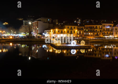 Omegna lakefront la nuit, le lac d'Orta, Verbania, Piémont, Italie Banque D'Images