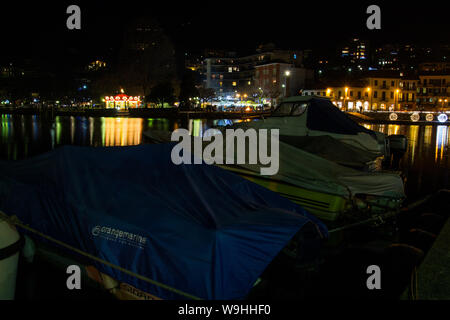 Omegna lakefront la nuit, le lac d'Orta, Verbania, Piémont, Italie Banque D'Images