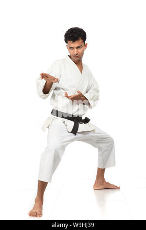 Jeune homme en position de judo Banque D'Images