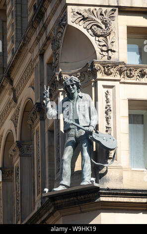 Statue de John Lennon sur un rebord du Hard Days Night Hotel à Liverpool Banque D'Images