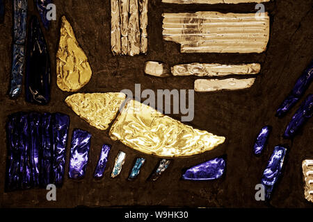 Mosaïque de verre de différentes pièces avec lumières colorées. Banque D'Images