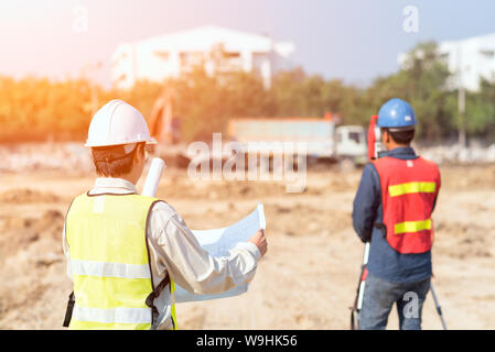 Ingénieur de construction avec foreman worker checking site de construction de nouvelles infrastructures projet de construction. Banque D'Images