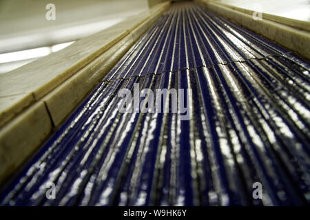Céramique et verre teinté d'arrière-plan en mosaïque avec lumières colorées. Banque D'Images