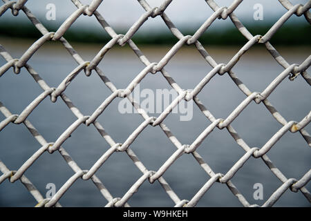 Cage de grillage clôture avec fil derrière, marine concept. Banque D'Images