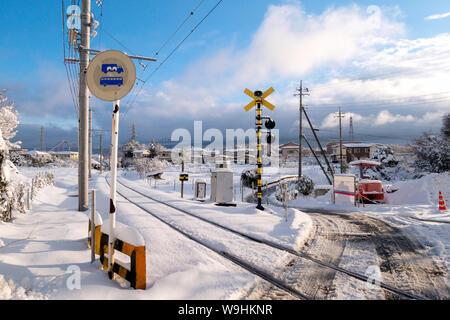 Voie de chemin de fer de train local avec du blanc de neige en hiver, Japon Banque D'Images