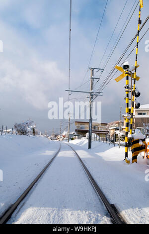 Voie de chemin de fer de train local avec du blanc de neige en hiver, Japon Banque D'Images