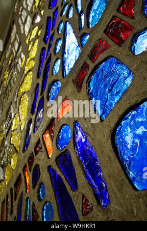 Mosaïque de verre de différentes pièces avec lumières colorées. Banque D'Images