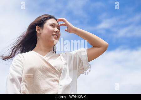 Teen Girl avec une bonne santé de la peau protection UV de sunny day l'article sourire heureux avec le fond de ciel Banque D'Images