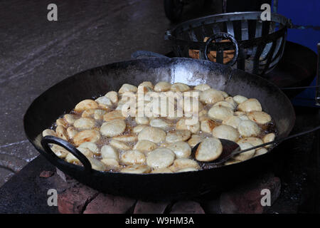 Kachoris friture dans un kadahi, Inde Banque D'Images