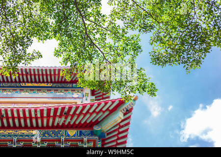 Le toit du temple de style chinois avec green day nature fond de ciel bleu Banque D'Images