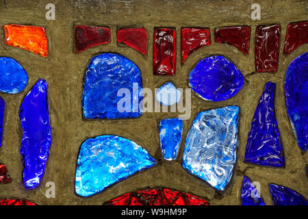 Mosaïque de verre de différentes pièces avec lumières colorées. Banque D'Images