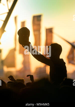 La danse au coucher du soleil au festival de Glastonbury 2019 dans Pilton, Somerset Banque D'Images