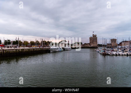 La Rochelle, France - 7 août 2018 : Le vieux port. Entouré de ses tours médiévales, le port pittoresque est maintenant bordée de restaurants de fruits de mer et Banque D'Images