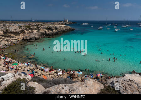 Favignana, Italie - Août 09, 2019 : La célèbre plage de Cala Azzurra dans la magnifique île de Favignana, au cours d'une journée ensoleillée. Les gens sont de détente Banque D'Images