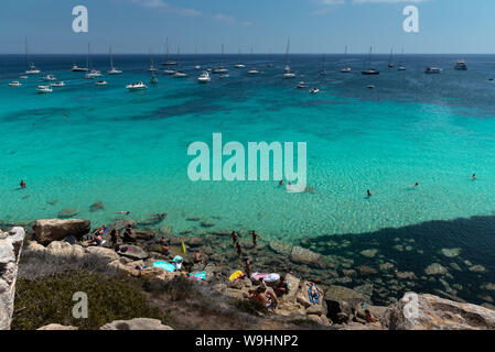 Favignana, Italie - Août 09, 2019 : La célèbre plage de Cala Azzurra dans la magnifique île de Favignana, au cours d'une journée ensoleillée. Les gens sont de détente Banque D'Images