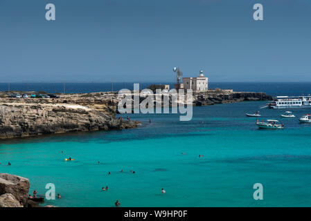 Favignana, Italie - Août 09, 2019 : La célèbre plage de Cala Azzurra et le phare de Punta Marsala dans la magnifique île de Favignana, la Sicile. Banque D'Images