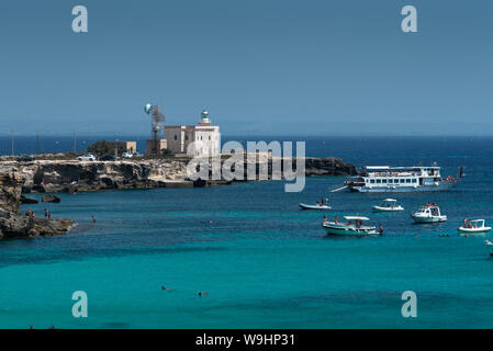 Favignana, Italie - Août 09, 2019 : La célèbre plage de Cala Azzurra et le phare de Punta Marsala dans la magnifique île de Favignana, la Sicile. Banque D'Images