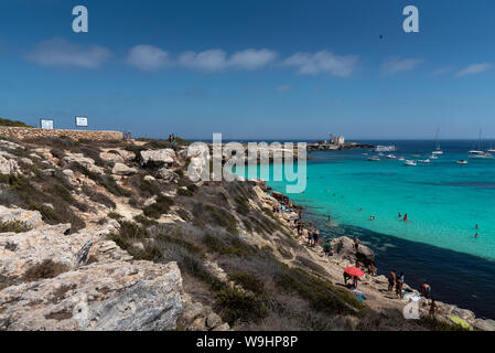 Favignana, Italie - Août 09, 2019 : La célèbre plage de Cala Azzurra dans la magnifique île de Favignana, au cours d'une journée ensoleillée. Les gens sont de détente Banque D'Images