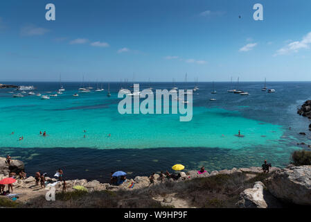 Favignana, Italie - Août 09, 2019 : La célèbre plage de Cala Azzurra dans la magnifique île de Favignana, au cours d'une journée ensoleillée. Les gens sont de détente Banque D'Images