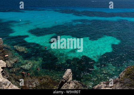 Favignana, Italie - Août 09, 2019 : la plage rocheuse de Bue Marino dans la magnifique île de Favignana dans une journée ensoleillée. Les gens sont de détente Banque D'Images