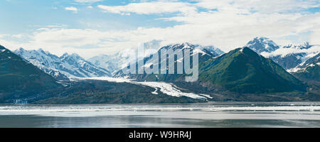 Un petit glacier sur la baie de Yakutat en Alaska qui semble se rétrécir avec le St Elias dans l'arrière-plan Banque D'Images