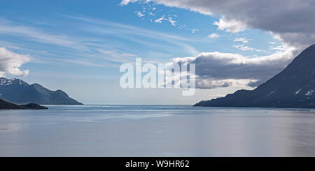 Nuages d'été recueillir plus de la bouche de désenchantement bay dans la baie de Yakutat en Alaska avec le bout de l'île haenke sur la gauche Banque D'Images