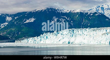 Le côté ouest de la hubbard glacier avec valerie glacier sur l'extrême gauche dans la baie Déception avec le St Elias dans l'arrière-plan Banque D'Images