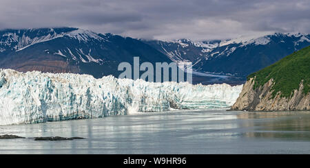 Un veau glaciaire se brise et des éclaboussures dans la mer à partir de la face d'Hubbard glacier dans la baie Déception en Alaska Banque D'Images