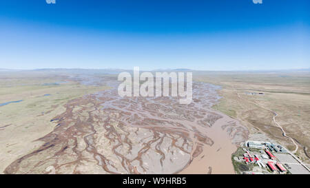 Le Qinghai. 9 Août, 2019. Photo aérienne prise le 9 août 2019, montre la vue de la rivière Tuotuo headstream à la région de fleuve, le plus long fleuve de Chine, dans Tanggulashan Canton de Golmud ville du nord-ouest de la Chine, Province de Qinghai. Credit : Wu Gang/Xinhua/Alamy Live News Banque D'Images