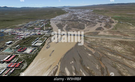 Le Qinghai. 9 Août, 2019. Photo aérienne prise le 9 août 2019, montre la vue de la rivière Tuotuo headstream à la région de fleuve, le plus long fleuve de Chine, dans Tanggulashan Canton de Golmud ville du nord-ouest de la Chine, Province de Qinghai. Credit : Wu Gang/Xinhua/Alamy Live News Banque D'Images