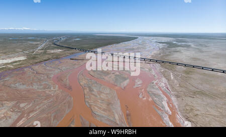 Le Qinghai. 9 Août, 2019. Photo aérienne prise le 9 août 2019, montre la vue de la rivière Qumar headstream à la région de la rivière Yangtze, le fleuve le plus long, dans la préfecture autonome tibétaine de Yushu, dans la province de Qinghai en Chine. Credit : Wu Gang/Xinhua/Alamy Live News Banque D'Images