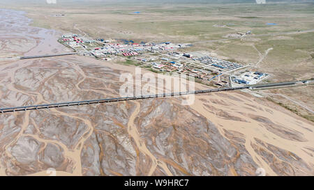 Le Qinghai. 9 Août, 2019. Photo aérienne prise le 9 août 2019, montre la vue de la rivière Tuotuo headstream à la région de fleuve, le plus long fleuve de Chine, dans Tanggulashan Canton de Golmud ville du nord-ouest de la Chine, Province de Qinghai. Credit : Wu Gang/Xinhua/Alamy Live News Banque D'Images